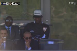 亚博-镜头给到看台，NBA球星吉米-巴特勒现身观战巴黎