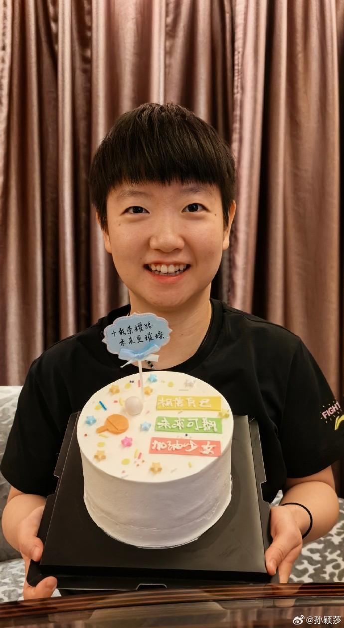 亚博-孙颖莎纪念国家队10年：保持热爱，未来还有更多山峰等待攀登